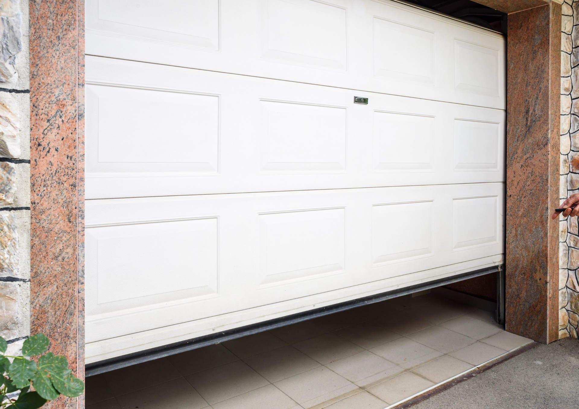 How Unexpected Breakdowns Can Require Emergency Garage Door Repair