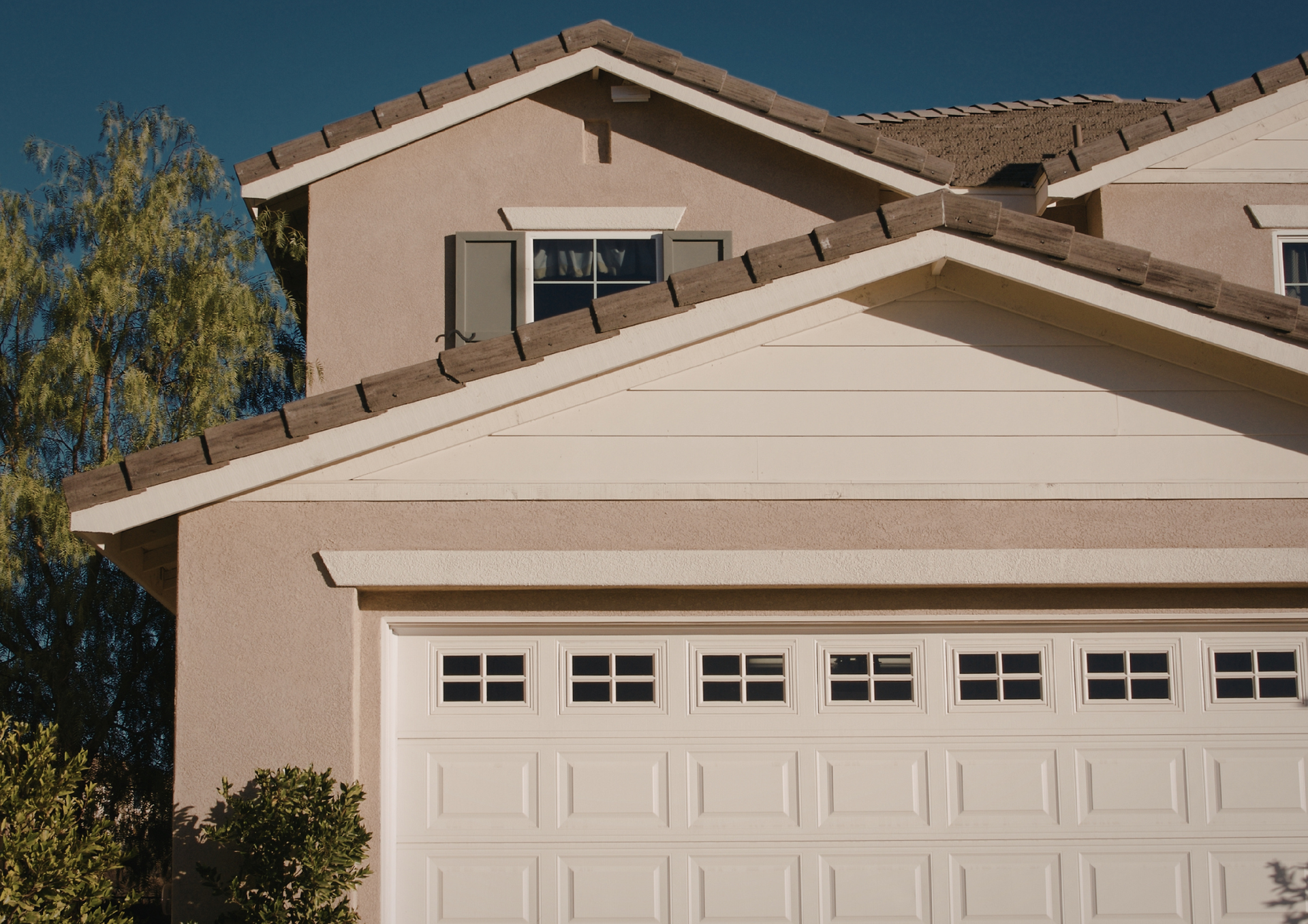 How Garage Door Repair Near Me Fixes Common Door Problems Quickly
